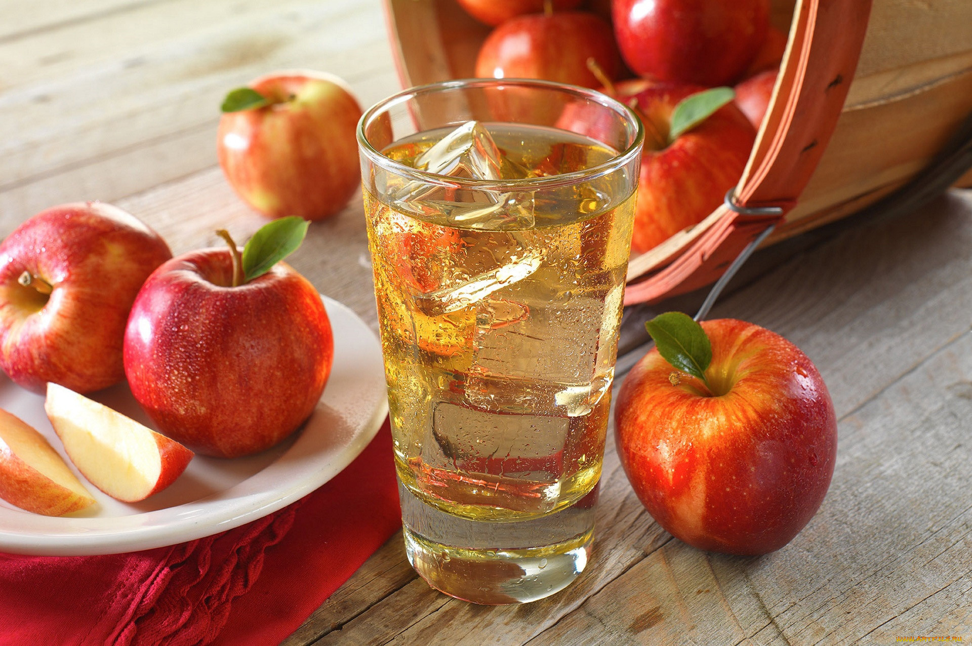 Сок пью вкусный. Яблочный компот. Компот с яблоками. Яблочный сок в стакане. Лимонад из яблок.